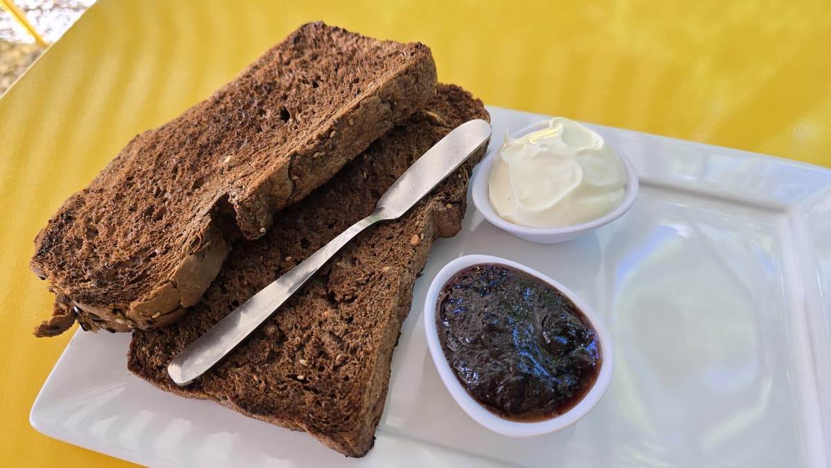 Porcion De Tostadas + Queso crema y mermelada