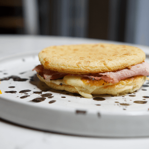 Sandwich de Chipa de jamon y queso Grillado