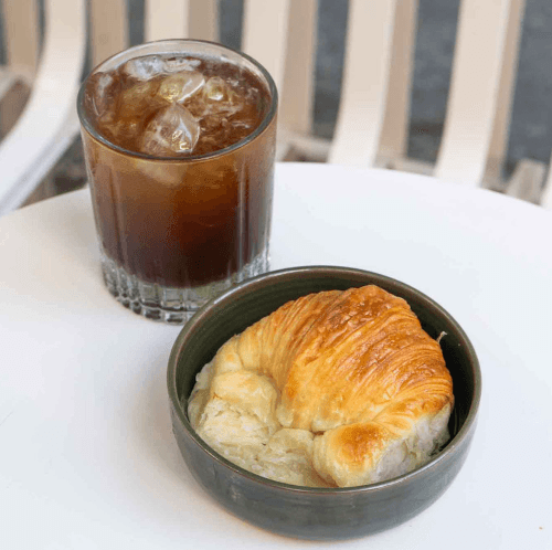 Medialuna mas cafe frio