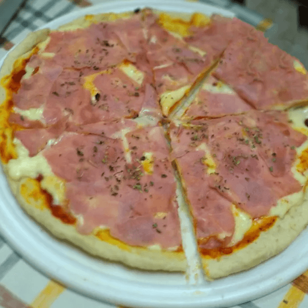 Pizza de jamon, morron asado y muzza