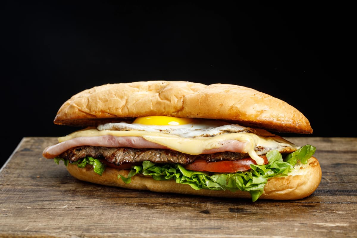 CHIVITO URUGUAYO - SALE CON FRITAS