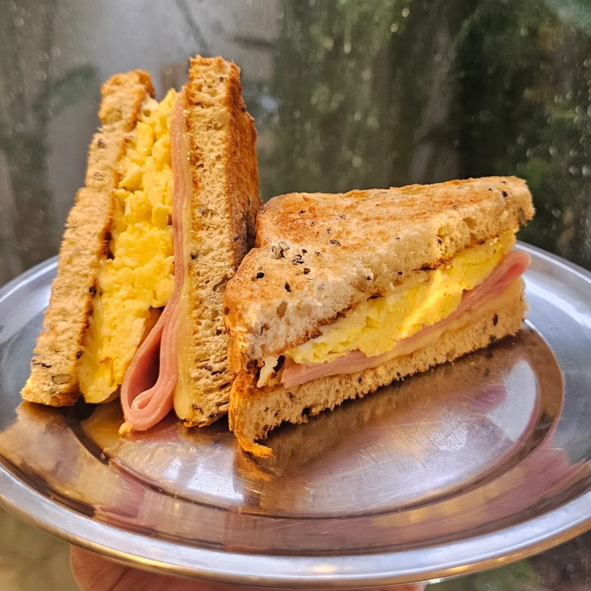 Sanduíche de ovo com presunto e queijo