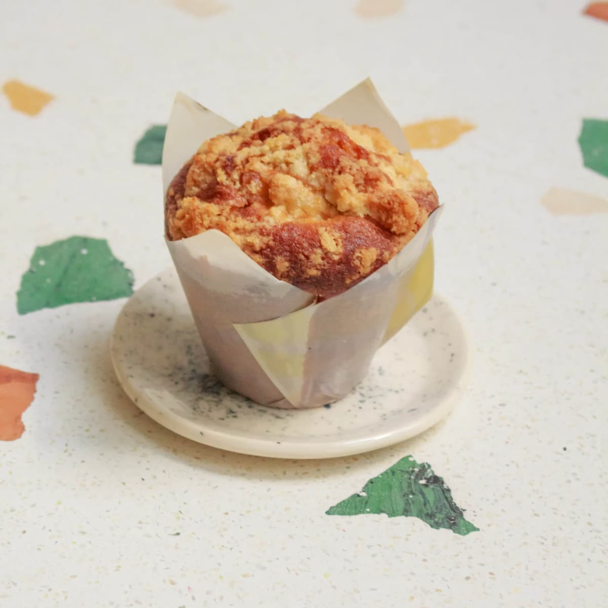 Muffin de baunilha com maçã natural e canela.