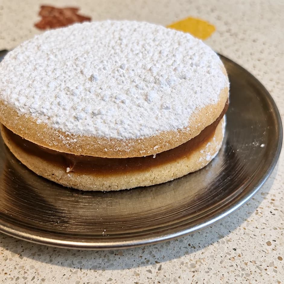 Alfajor com açúcar de confeiteiro