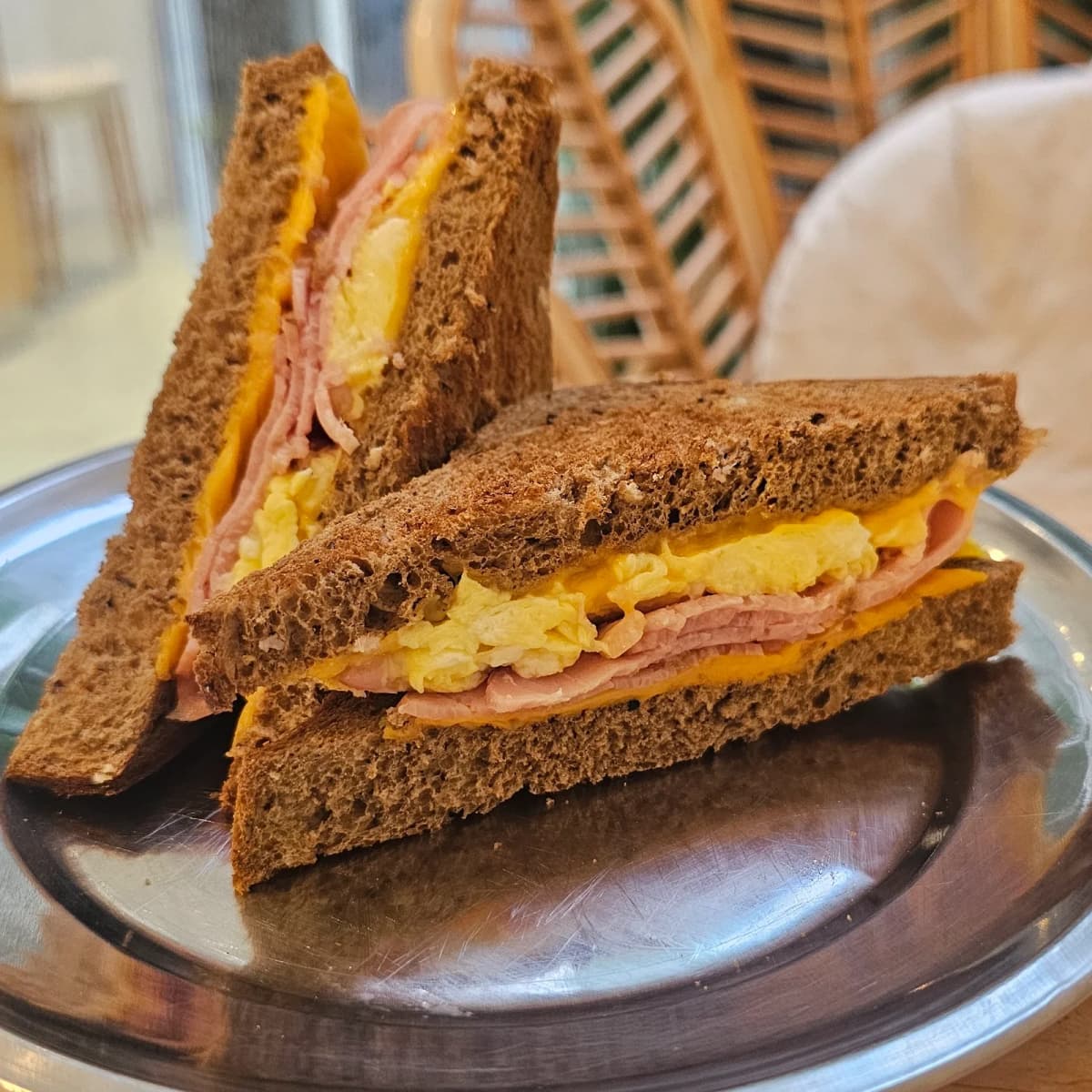 Sanduíche de bife, queijo cheddar e ovo