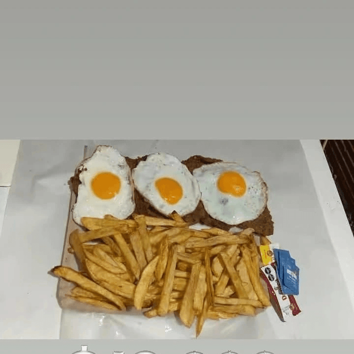 Bife à milanesa com ovo frito + batatas individuais