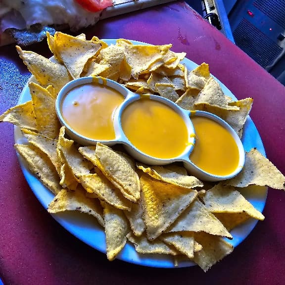 NACHOS CON CHEDDAR