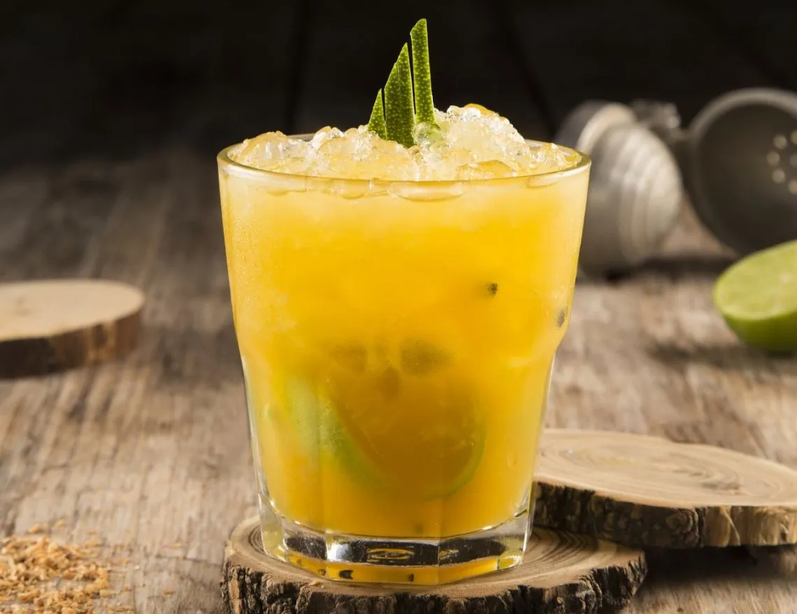 CAIPI CON MARACUYÁ