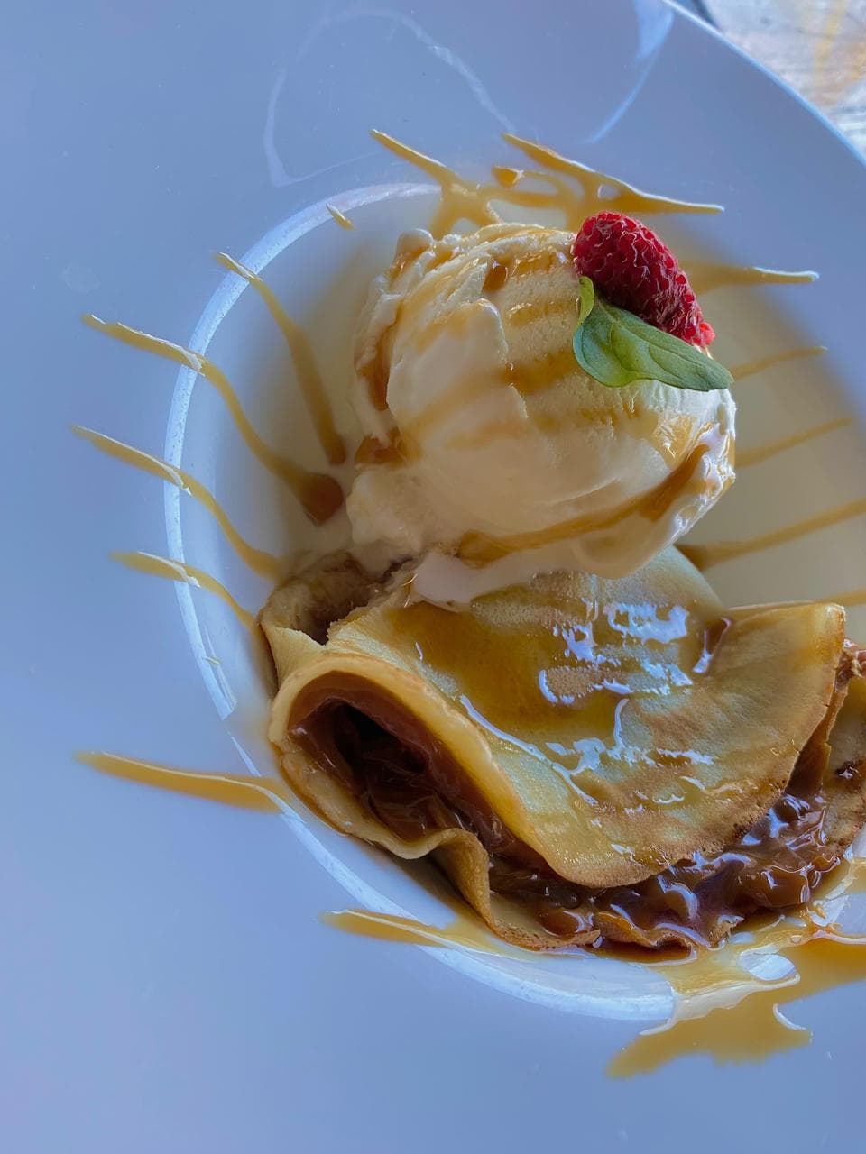 Panqueca com doce de leite e sorvete