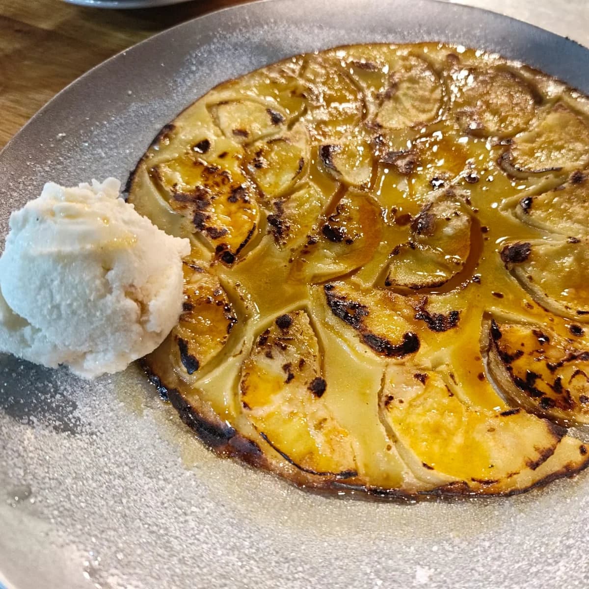 Panqueques con manzana flambeada