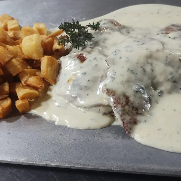 Churrasquito de cerdo grillado y salseado