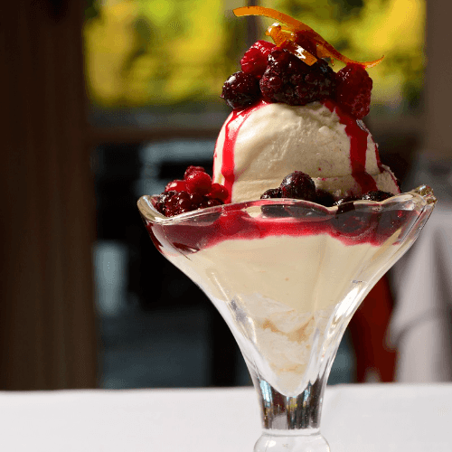 Helado con frutos del bosque