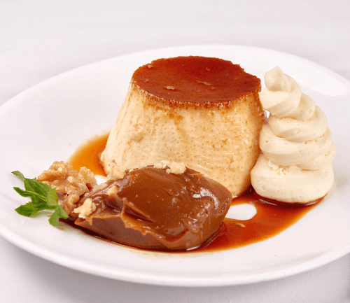 Flan casero con crema o dulce de leche
