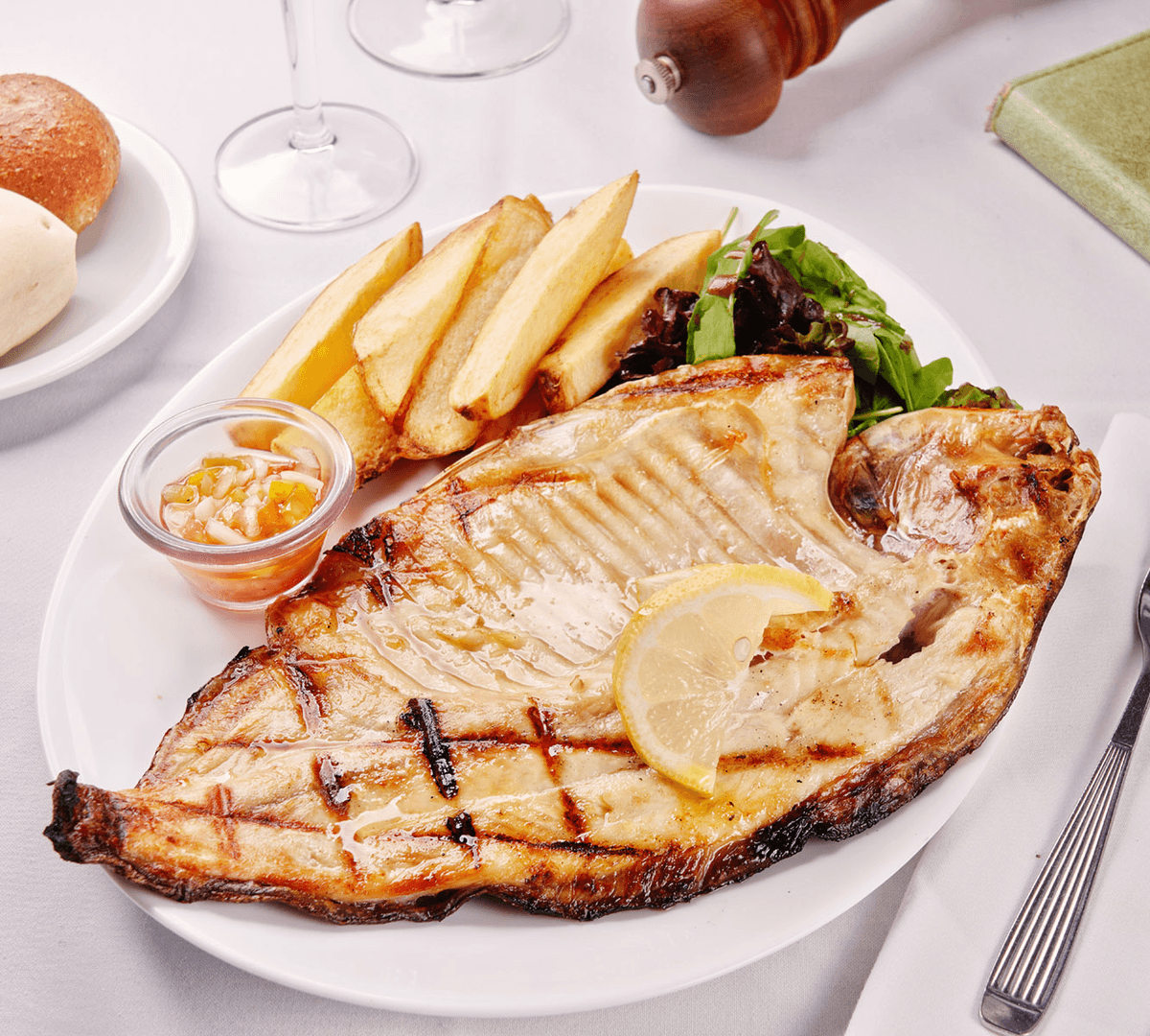 Pacu con papas rusticas