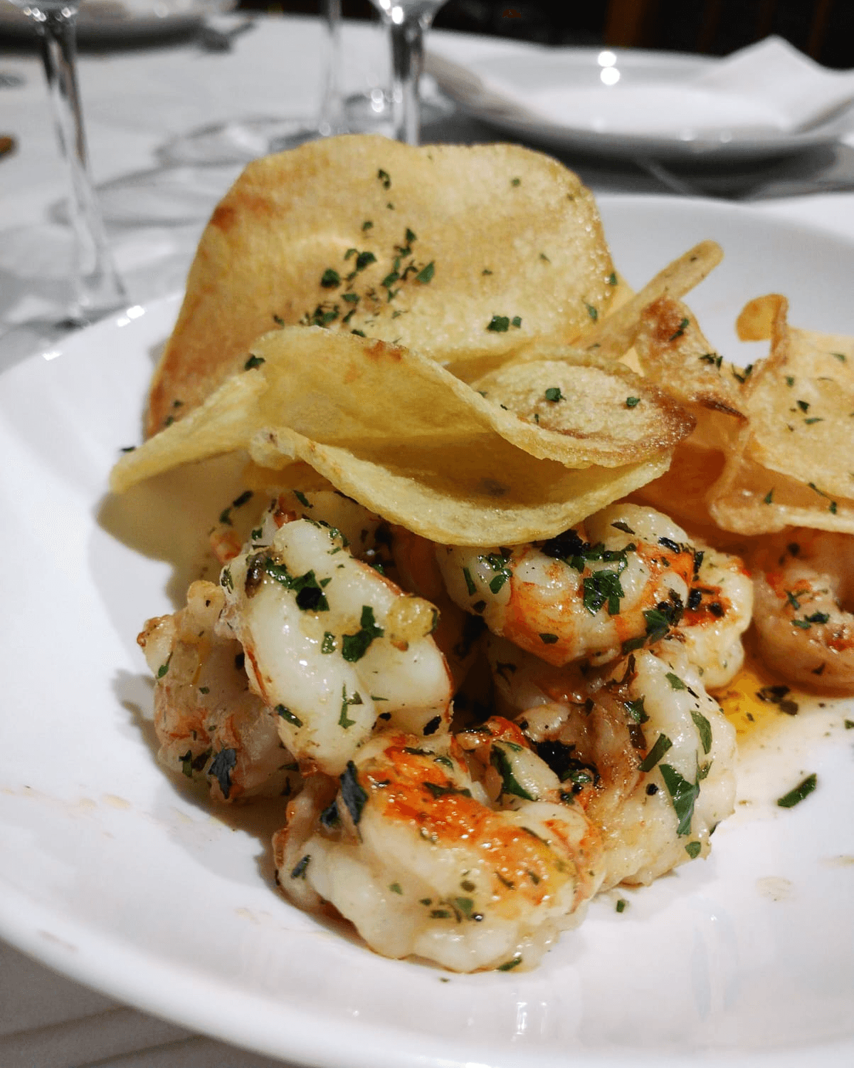 Gambas al ajillo y papas españolas