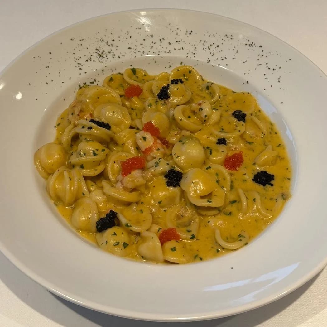 Orecchiete con crema de gambas al limón y caviar de trucha