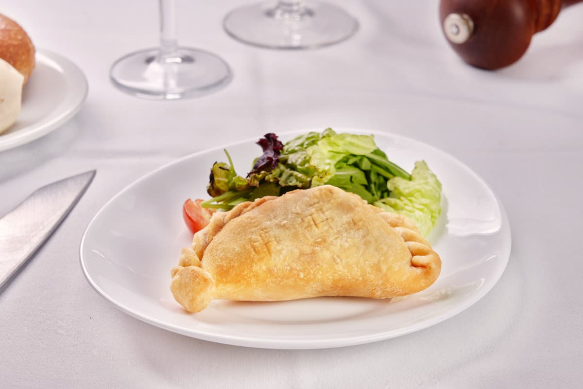 Empanada criolla de lomo cortada a cuchillo